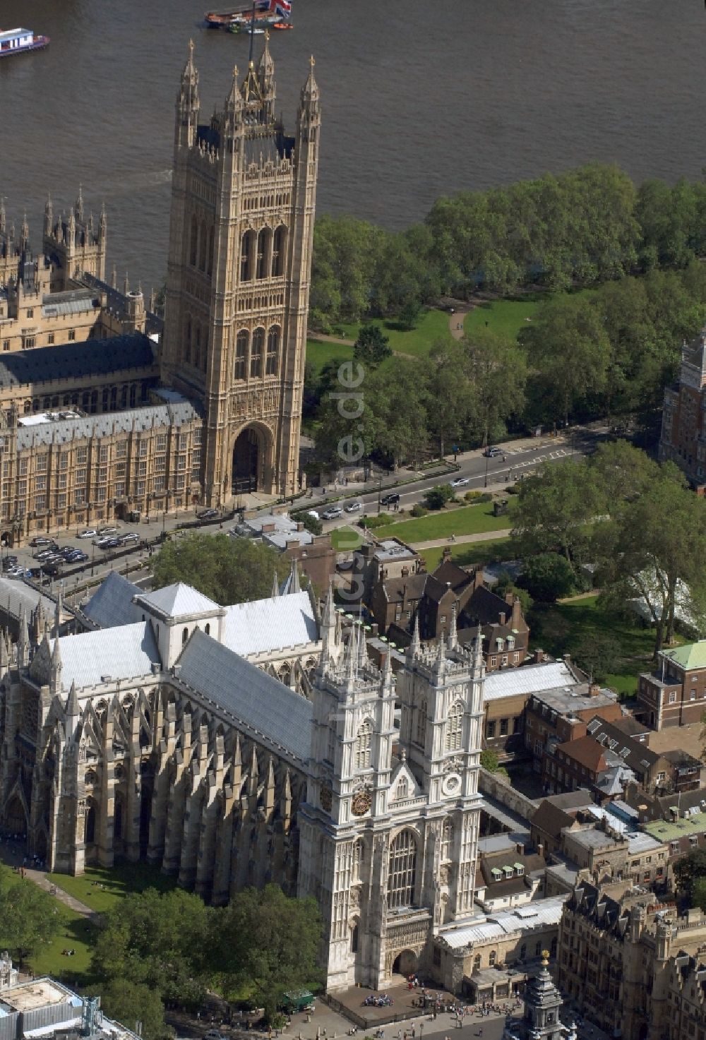 London aus der Vogelperspektive: Blick auf die gotische Kirche und Touristenattraktion Westminster Abbey in London