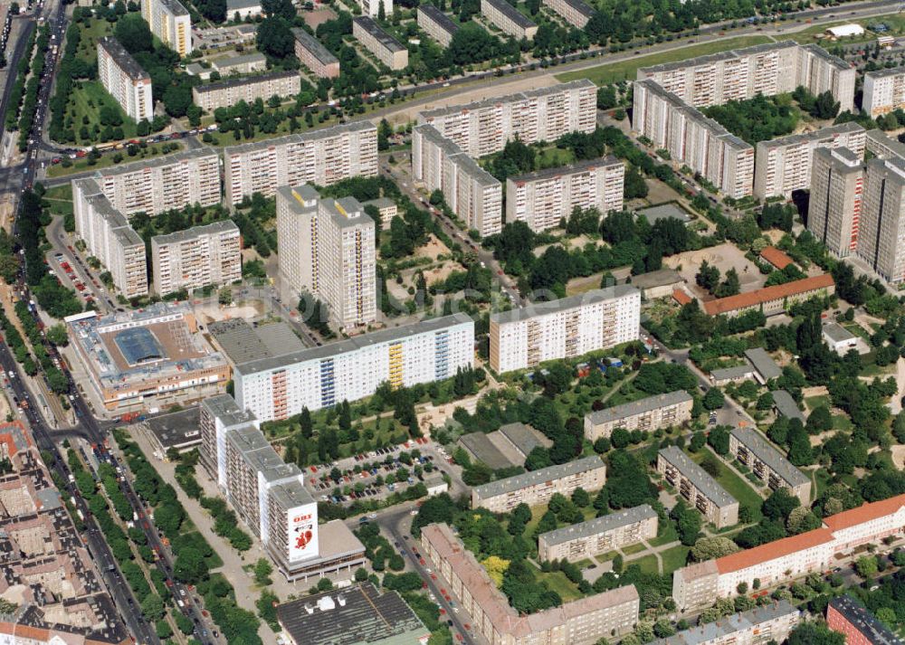 Luftbild Berlin - Blick auf die Greifswalder Straße mit Wohn- und Geschäftsbebäuden