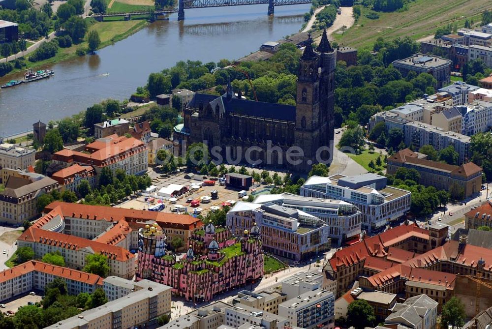 Luftaufnahme Magdeburg - Blick auf die grüne Zitadelle (Hundertwasserhaus) und den Dom in Magdeburg