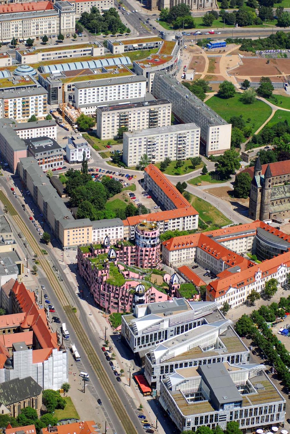 Luftaufnahme Magdeburg - Blick auf die grüne Zitadelle (Hundertwasserhaus) in Magdeburg