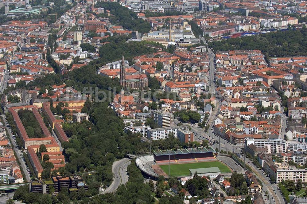 München aus der Vogelperspektive: Blick auf das Grünwalder Stadion und die Heilig-Kreuz-Kirche und dem Grünwalder Stadion