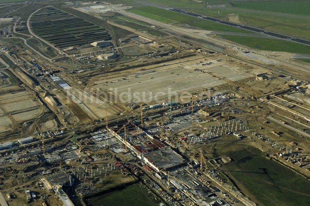 Luftbild SCHÖNEFELD - Blick auf die Großbaustelle Neubau Bahnhof BBI am Flughafen Berlin-Schönefeld.