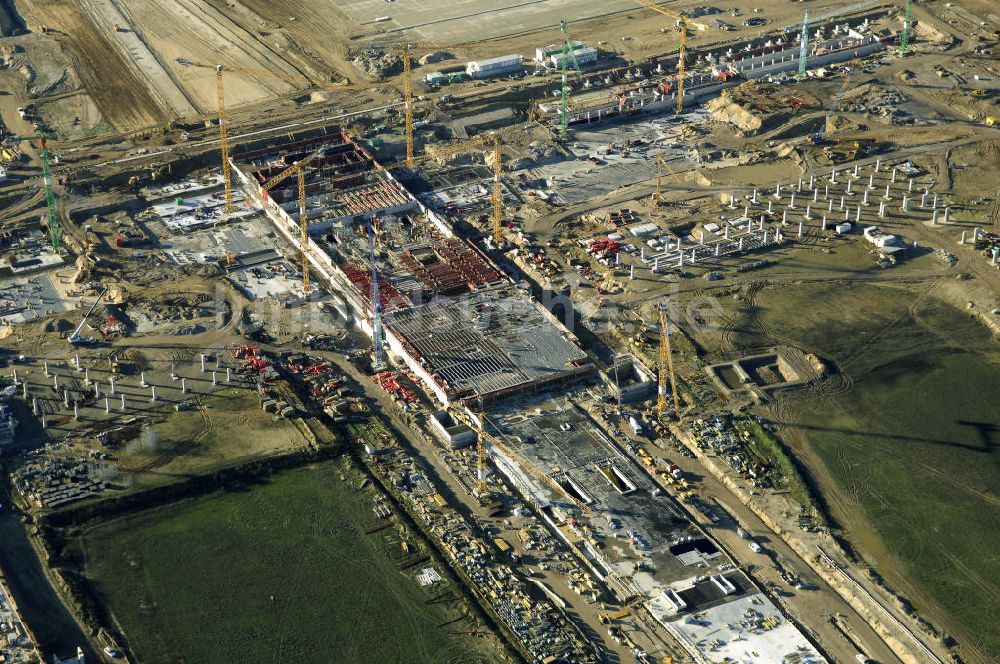 Luftaufnahme SCHÖNEFELD - Blick auf die Großbaustelle Neubau Bahnhof BBI am Flughafen Berlin-Schönefeld.