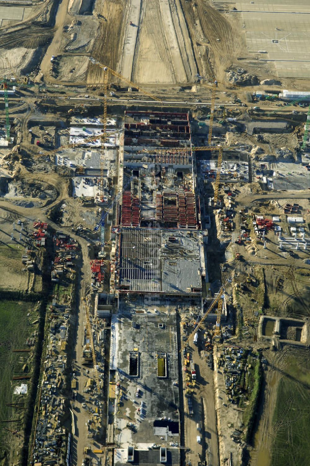 SCHÖNEFELD von oben - Blick auf die Großbaustelle Neubau Bahnhof BBI am Flughafen Berlin-Schönefeld.