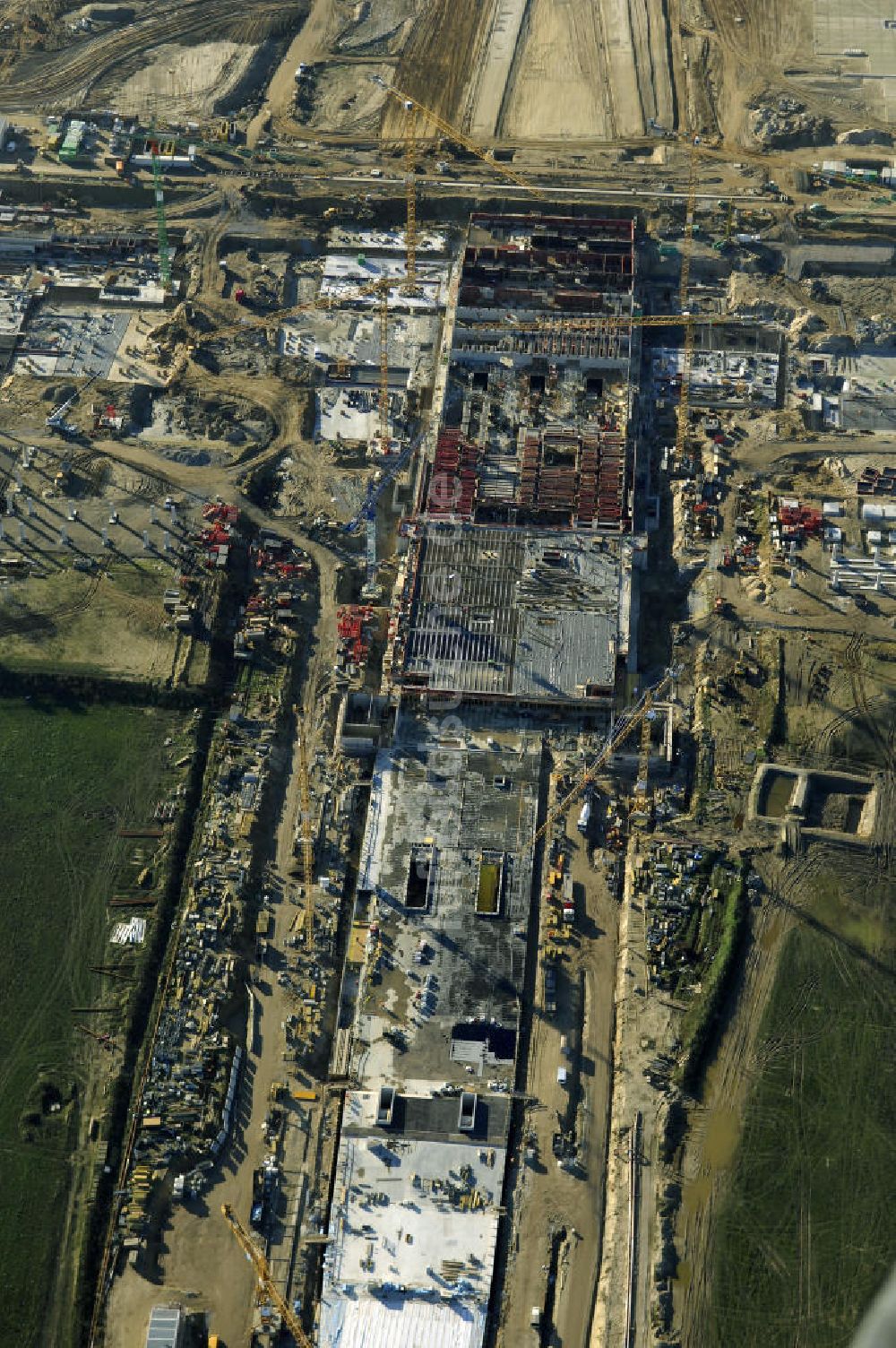 SCHÖNEFELD aus der Vogelperspektive: Blick auf die Großbaustelle Neubau Bahnhof BBI am Flughafen Berlin-Schönefeld.