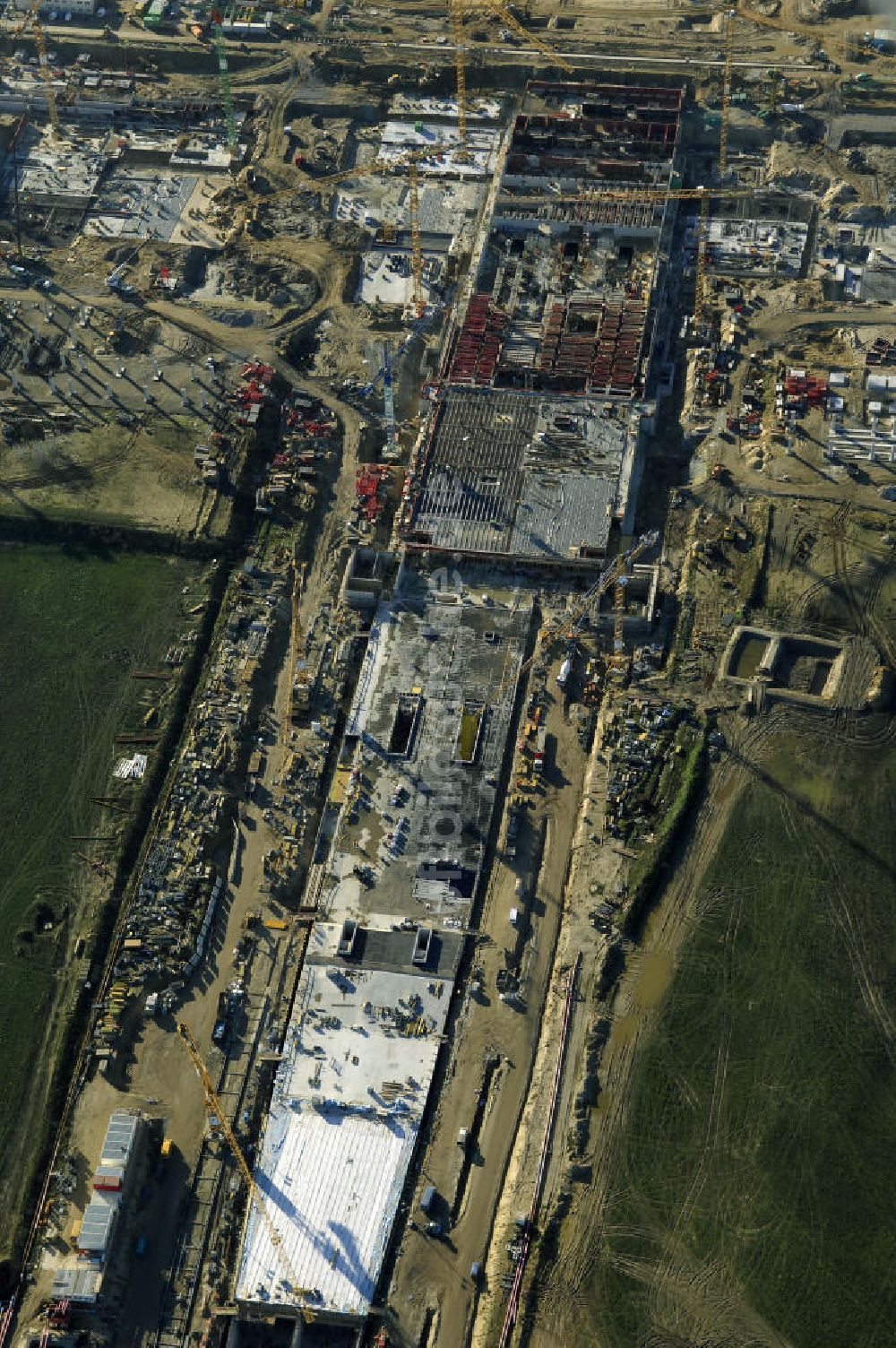 Luftbild SCHÖNEFELD - Blick auf die Großbaustelle Neubau Bahnhof BBI am Flughafen Berlin-Schönefeld.