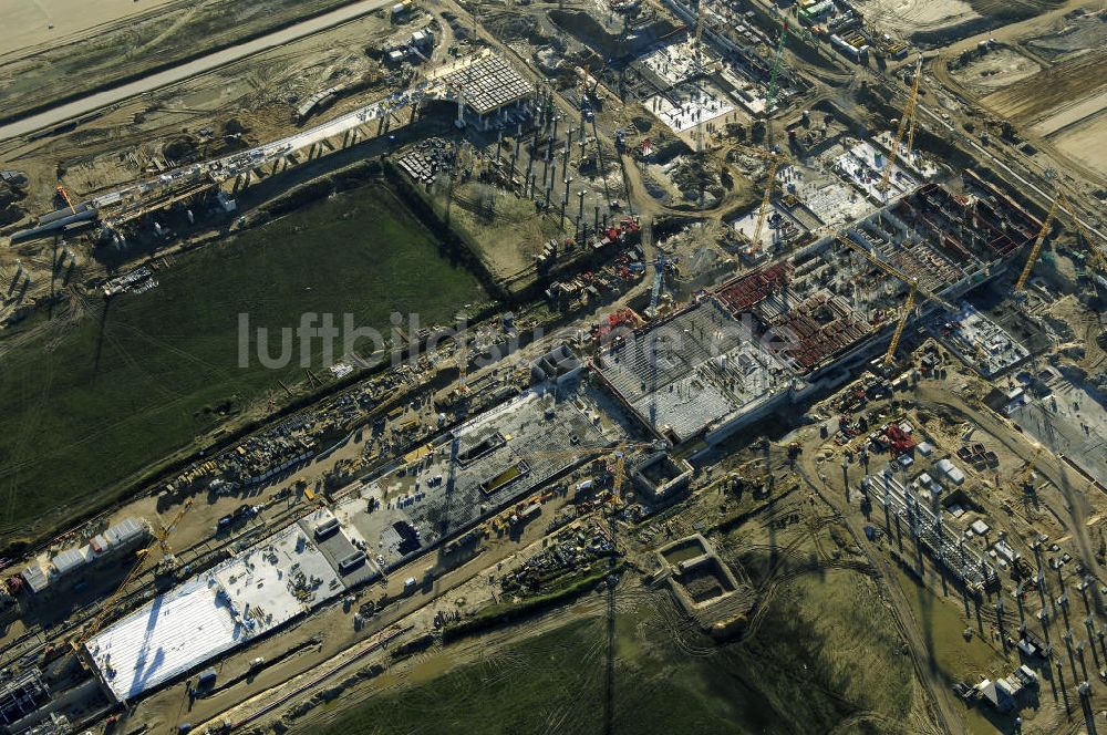 Luftaufnahme SCHÖNEFELD - Blick auf die Großbaustelle Neubau Bahnhof BBI am Flughafen Berlin-Schönefeld.