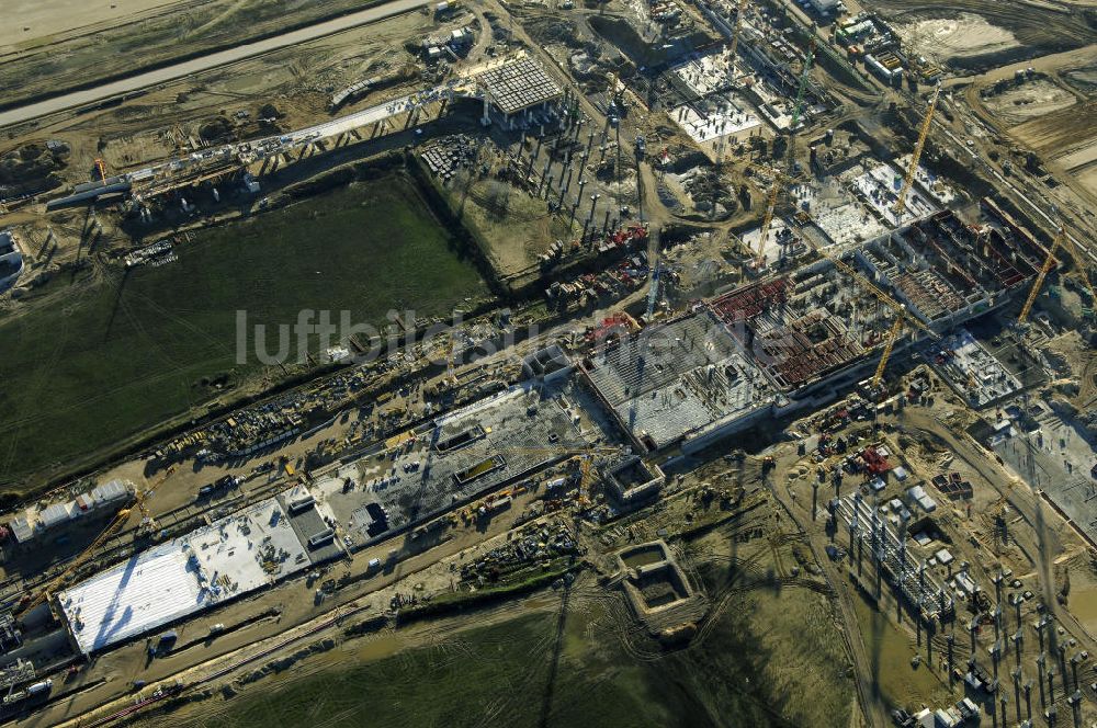 SCHÖNEFELD von oben - Blick auf die Großbaustelle Neubau Bahnhof BBI am Flughafen Berlin-Schönefeld.