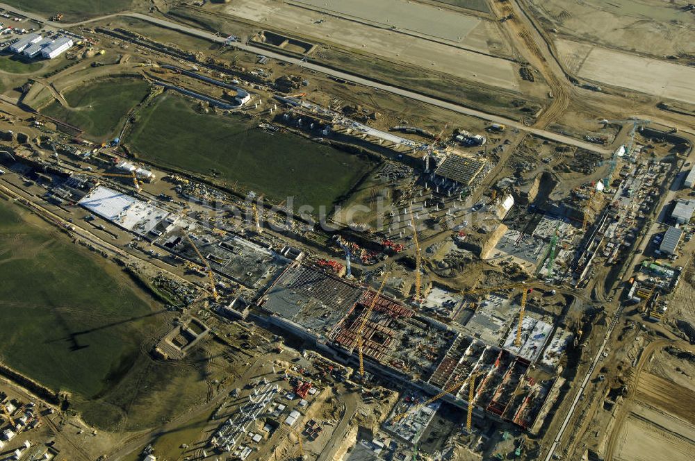 SCHÖNEFELD aus der Vogelperspektive: Blick auf die Großbaustelle Neubau Bahnhof BBI am Flughafen Berlin-Schönefeld.