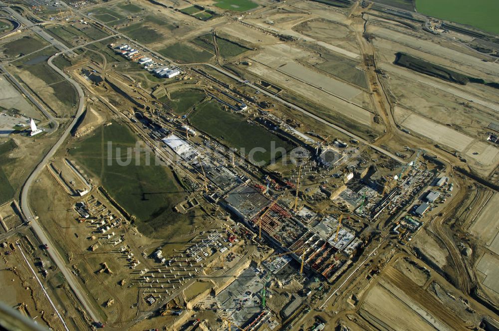 Luftbild SCHÖNEFELD - Blick auf die Großbaustelle Neubau Bahnhof BBI am Flughafen Berlin-Schönefeld.