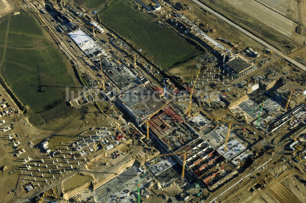 Luftaufnahme SCHÖNEFELD - Blick auf die Großbaustelle Neubau Bahnhof BBI am Flughafen Berlin-Schönefeld.