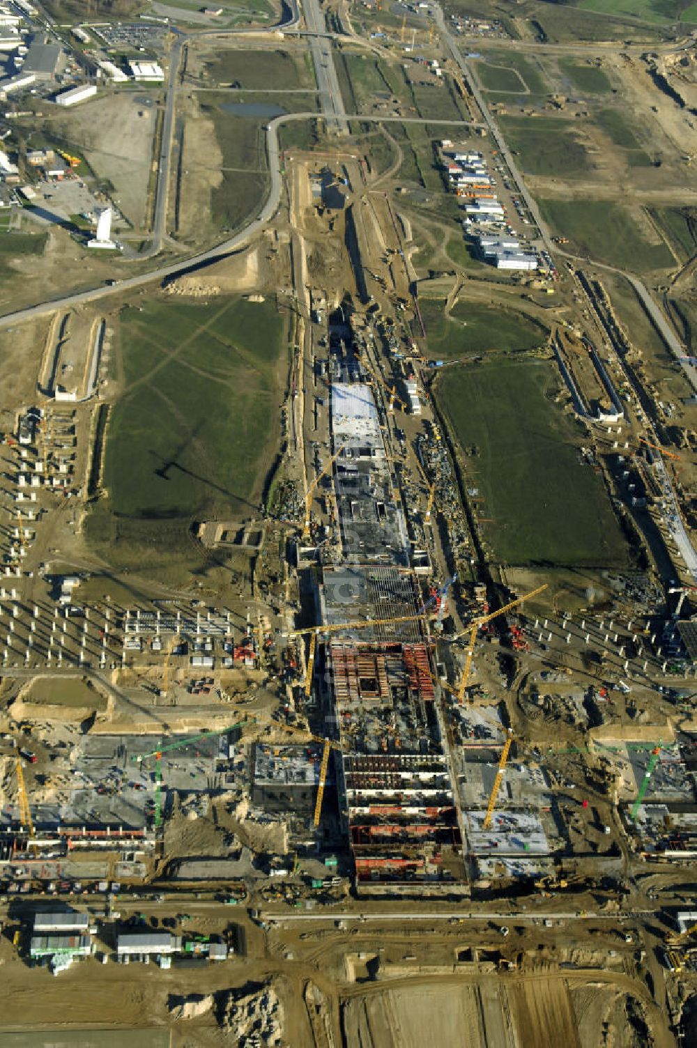 SCHÖNEFELD von oben - Blick auf die Großbaustelle Neubau Bahnhof BBI am Flughafen Berlin-Schönefeld.