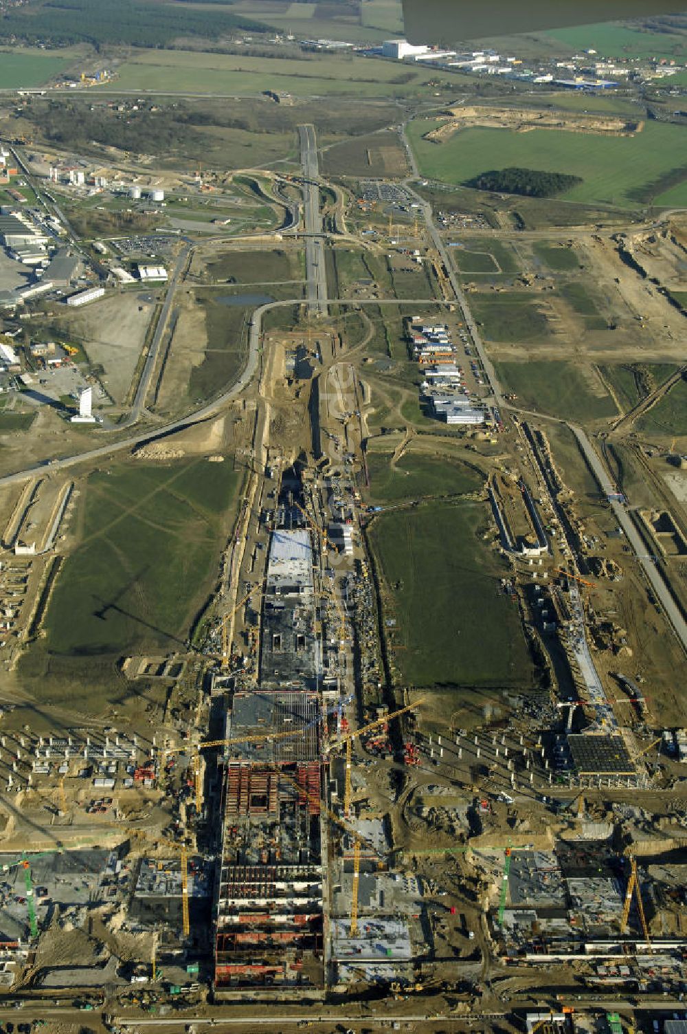 SCHÖNEFELD aus der Vogelperspektive: Blick auf die Großbaustelle Neubau Bahnhof BBI am Flughafen Berlin-Schönefeld.