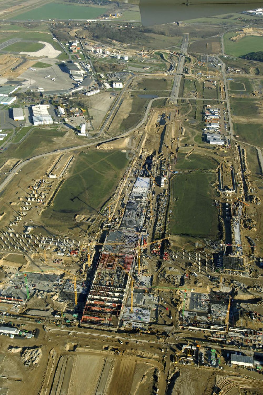 Luftbild SCHÖNEFELD - Blick auf die Großbaustelle Neubau Bahnhof BBI am Flughafen Berlin-Schönefeld.