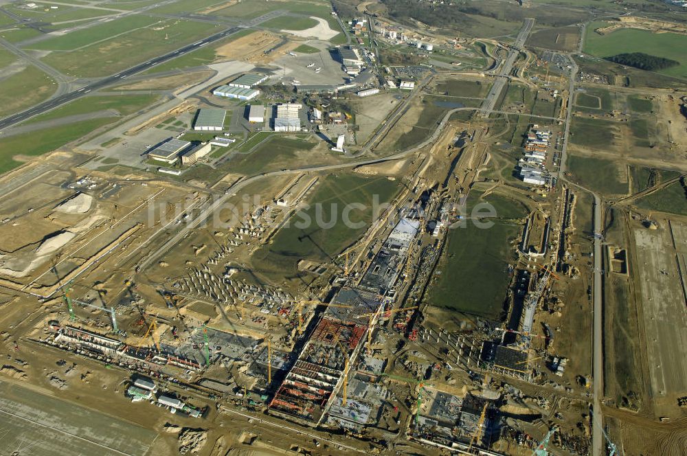 Luftaufnahme SCHÖNEFELD - Blick auf die Großbaustelle Neubau Bahnhof BBI am Flughafen Berlin-Schönefeld.