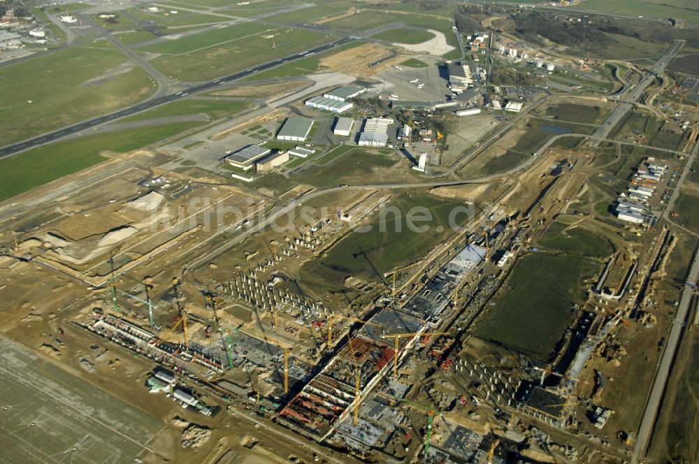 SCHÖNEFELD von oben - Blick auf die Großbaustelle Neubau Bahnhof BBI am Flughafen Berlin-Schönefeld.