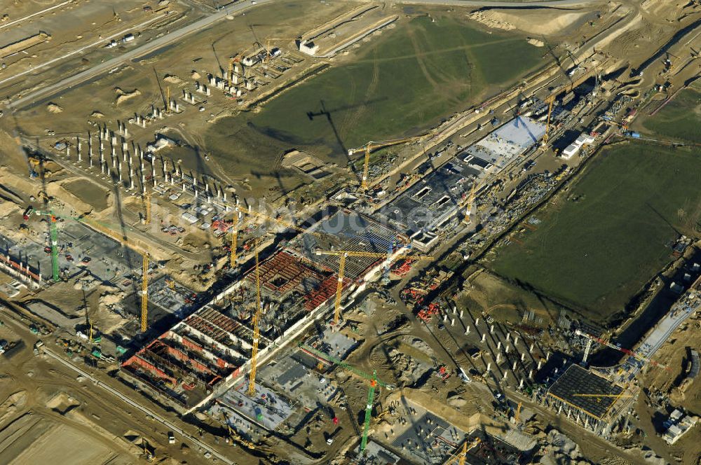 Luftbild SCHÖNEFELD - Blick auf die Großbaustelle Neubau Bahnhof BBI am Flughafen Berlin-Schönefeld.