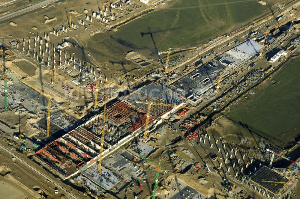 Luftaufnahme SCHÖNEFELD - Blick auf die Großbaustelle Neubau Bahnhof BBI am Flughafen Berlin-Schönefeld.