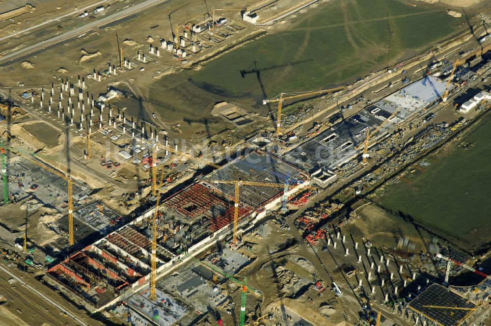 SCHÖNEFELD von oben - Blick auf die Großbaustelle Neubau Bahnhof BBI am Flughafen Berlin-Schönefeld.