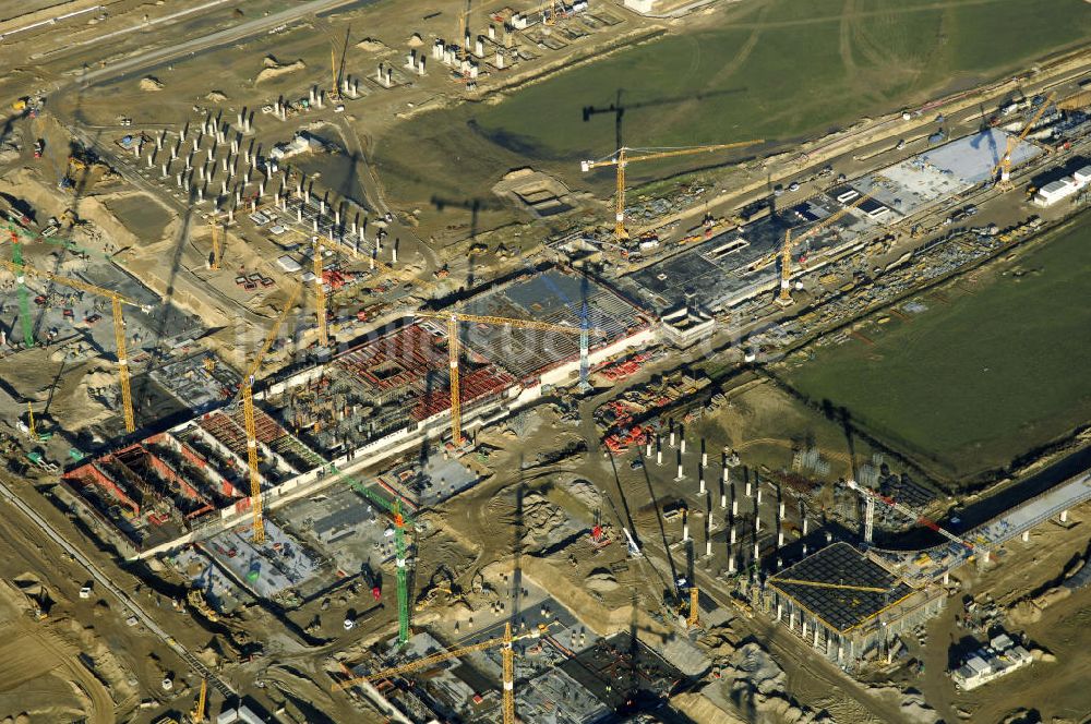 SCHÖNEFELD aus der Vogelperspektive: Blick auf die Großbaustelle Neubau Bahnhof BBI am Flughafen Berlin-Schönefeld.