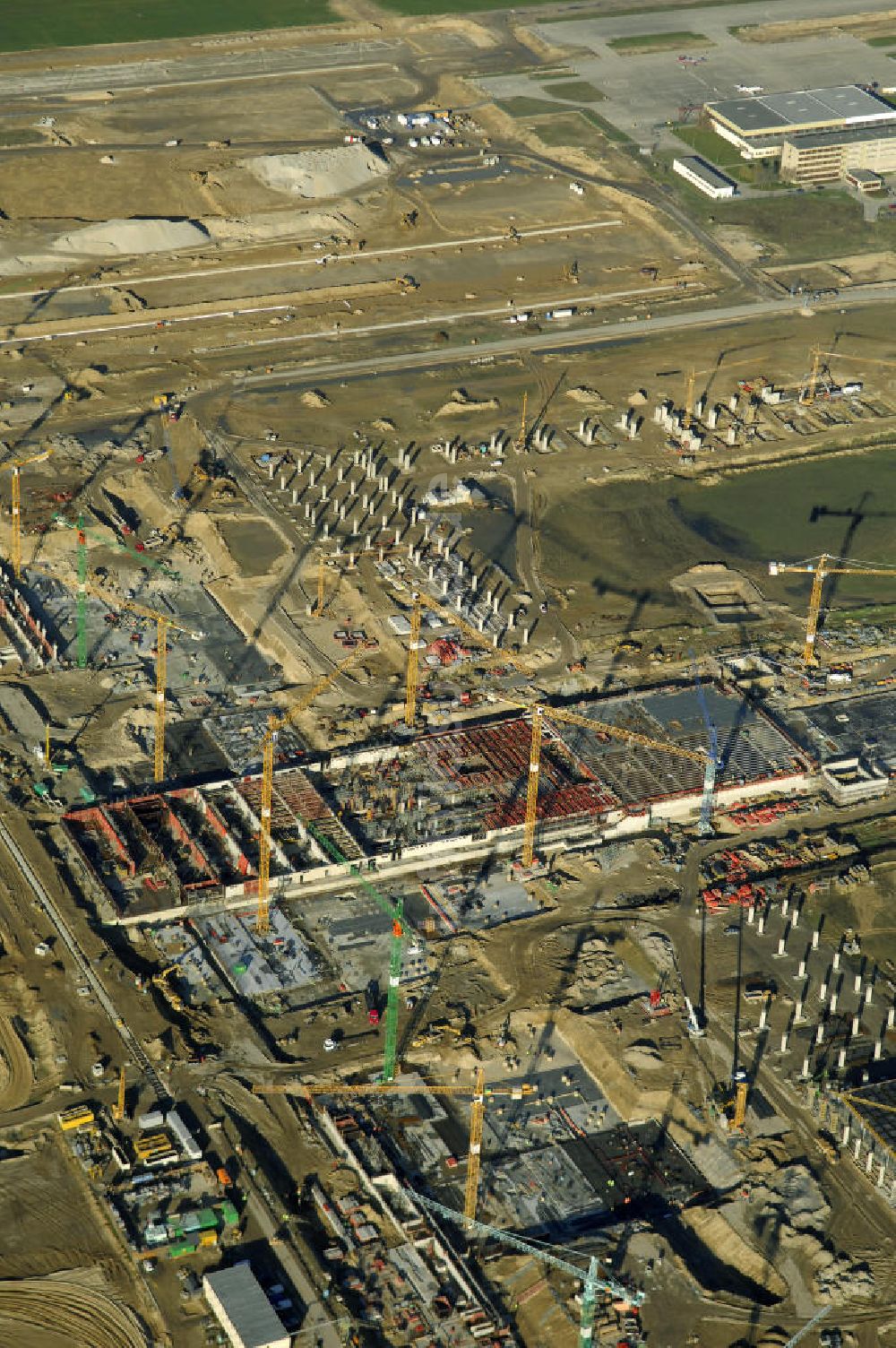 Luftbild SCHÖNEFELD - Blick auf die Großbaustelle Neubau Bahnhof BBI am Flughafen Berlin-Schönefeld.