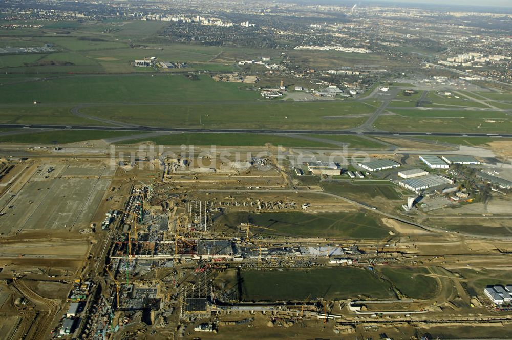 Luftaufnahme SCHÖNEFELD - Blick auf die Großbaustelle Neubau Bahnhof BBI am Flughafen Berlin-Schönefeld.