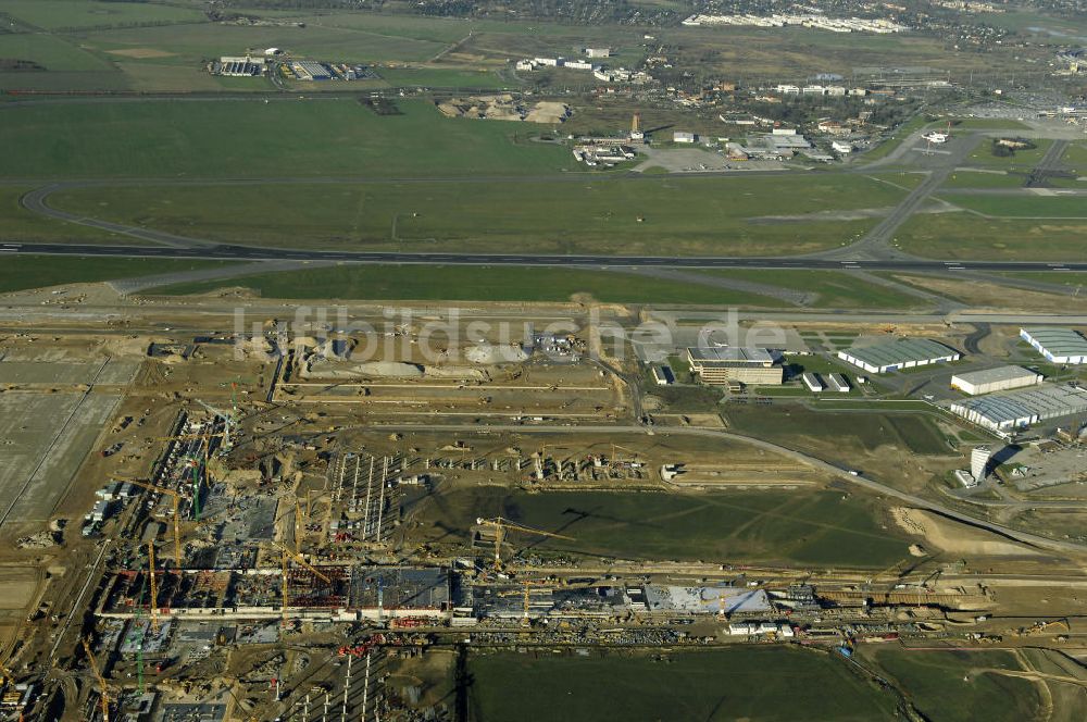 SCHÖNEFELD von oben - Blick auf die Großbaustelle Neubau Bahnhof BBI am Flughafen Berlin-Schönefeld.