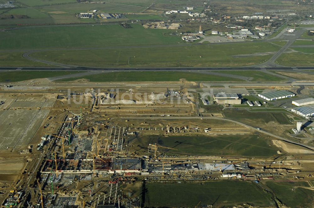 SCHÖNEFELD aus der Vogelperspektive: Blick auf die Großbaustelle Neubau Bahnhof BBI am Flughafen Berlin-Schönefeld.