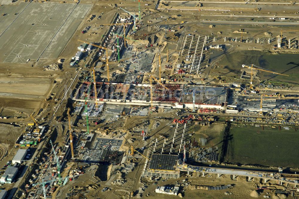 Luftbild SCHÖNEFELD - Blick auf die Großbaustelle Neubau Bahnhof BBI am Flughafen Berlin-Schönefeld.