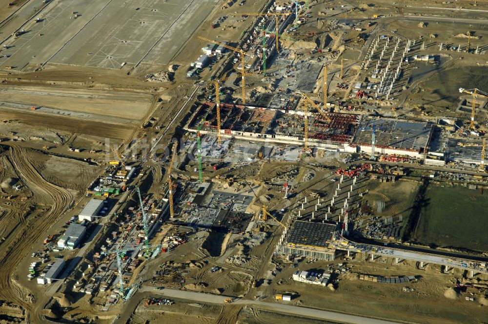 Luftaufnahme SCHÖNEFELD - Blick auf die Großbaustelle Neubau Bahnhof BBI am Flughafen Berlin-Schönefeld.