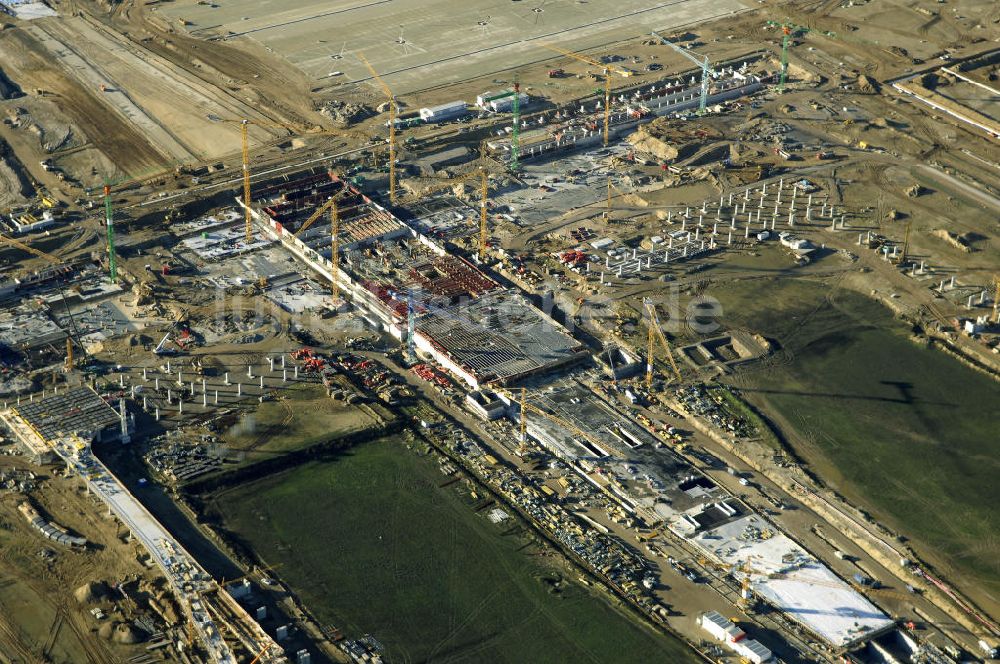 SCHÖNEFELD von oben - Blick auf die Großbaustelle Neubau Bahnhof BBI am Flughafen Berlin-Schönefeld.