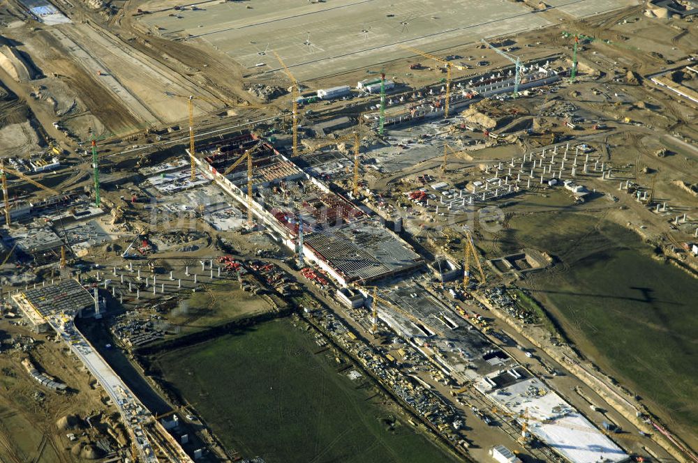 SCHÖNEFELD aus der Vogelperspektive: Blick auf die Großbaustelle Neubau Bahnhof BBI am Flughafen Berlin-Schönefeld.