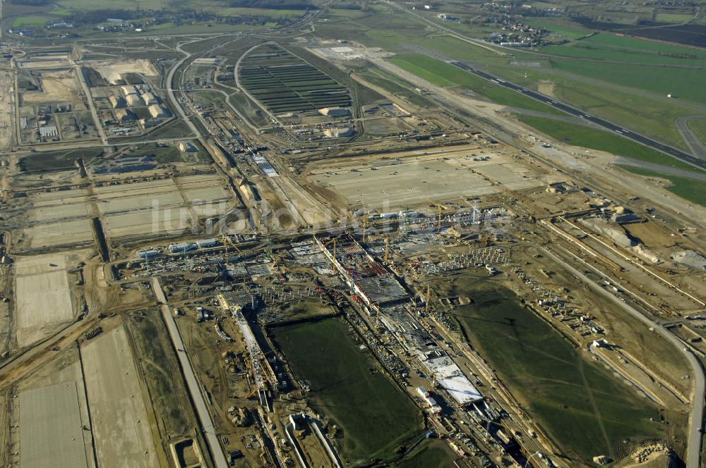 Luftbild SCHÖNEFELD - Blick auf die Großbaustelle Neubau Bahnhof BBI am Flughafen Berlin-Schönefeld.