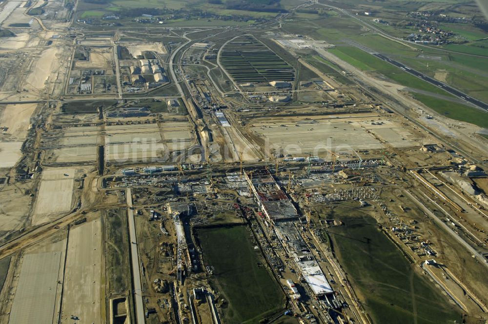 Luftaufnahme SCHÖNEFELD - Blick auf die Großbaustelle Neubau Bahnhof BBI am Flughafen Berlin-Schönefeld.