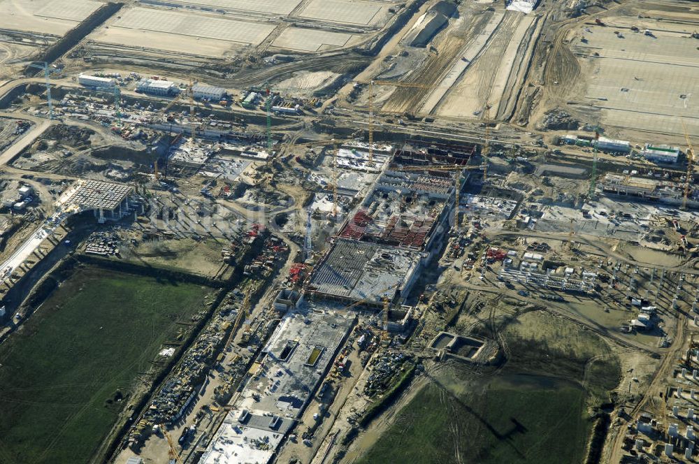 SCHÖNEFELD von oben - Blick auf die Großbaustelle Neubau Bahnhof BBI am Flughafen Berlin-Schönefeld.