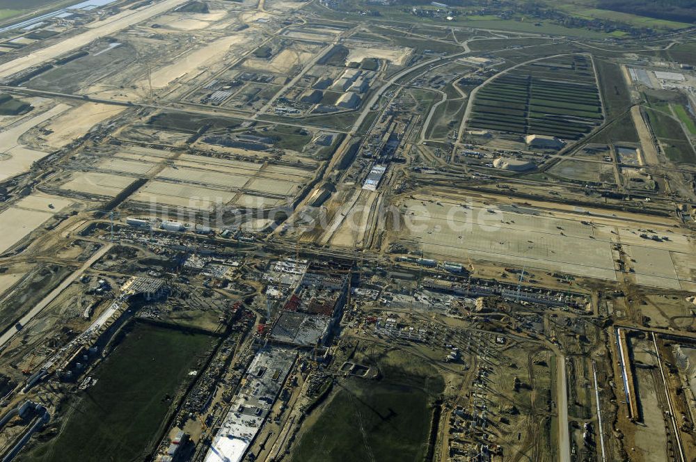 SCHÖNEFELD aus der Vogelperspektive: Blick auf die Großbaustelle Neubau Bahnhof BBI am Flughafen Berlin-Schönefeld.