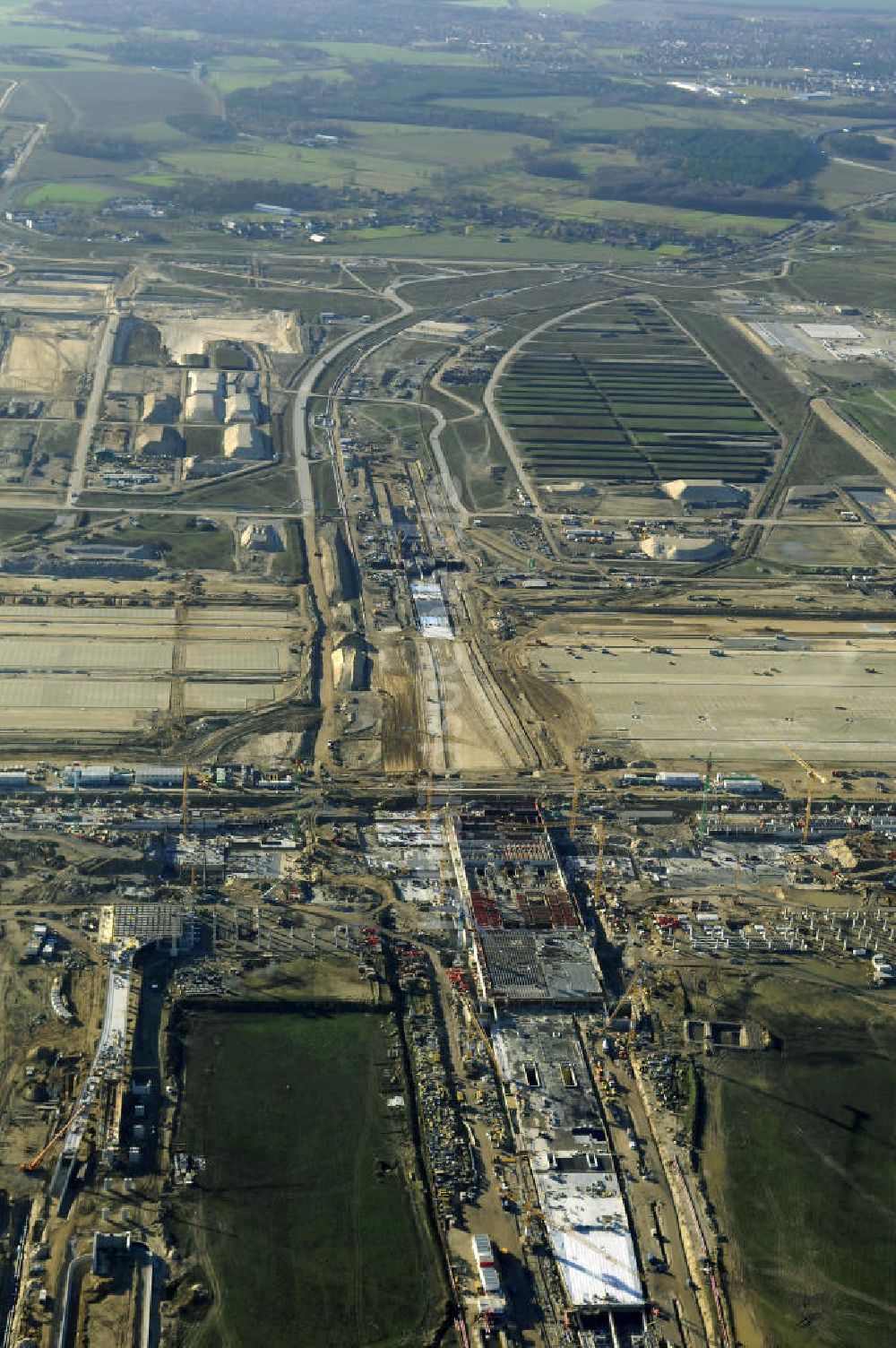 Luftbild SCHÖNEFELD - Blick auf die Großbaustelle Neubau Bahnhof BBI am Flughafen Berlin-Schönefeld.