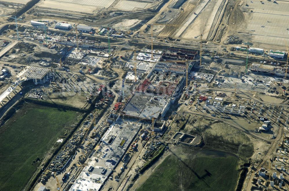 Luftaufnahme SCHÖNEFELD - Blick auf die Großbaustelle Neubau Bahnhof BBI am Flughafen Berlin-Schönefeld.