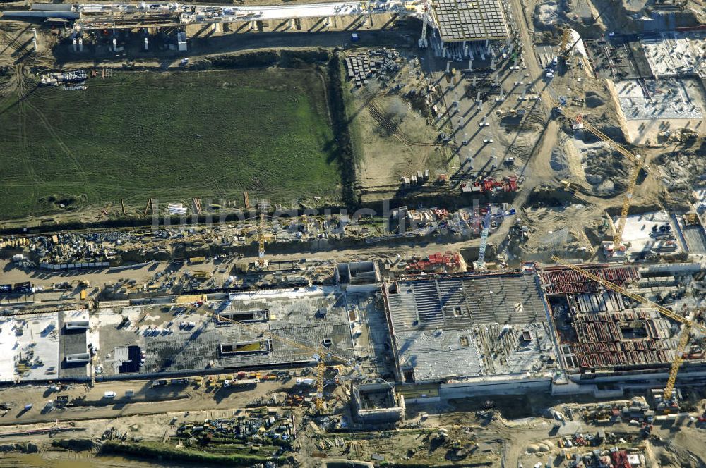 SCHÖNEFELD aus der Vogelperspektive: Blick auf die Großbaustelle Neubau Bahnhof BBI am Flughafen Berlin-Schönefeld.