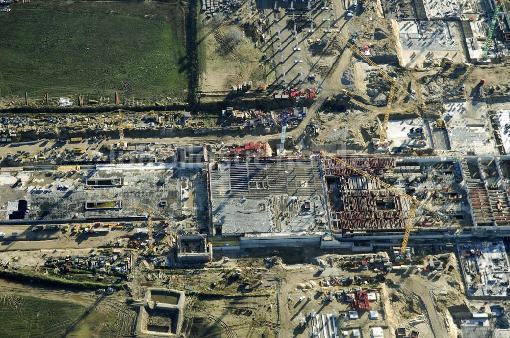 Luftaufnahme SCHÖNEFELD - Blick auf die Großbaustelle Neubau Bahnhof BBI am Flughafen Berlin-Schönefeld.