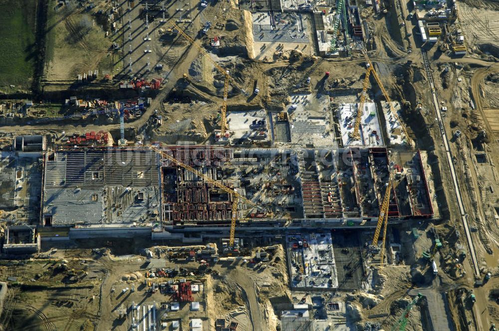 SCHÖNEFELD von oben - Blick auf die Großbaustelle Neubau Bahnhof BBI am Flughafen Berlin-Schönefeld.