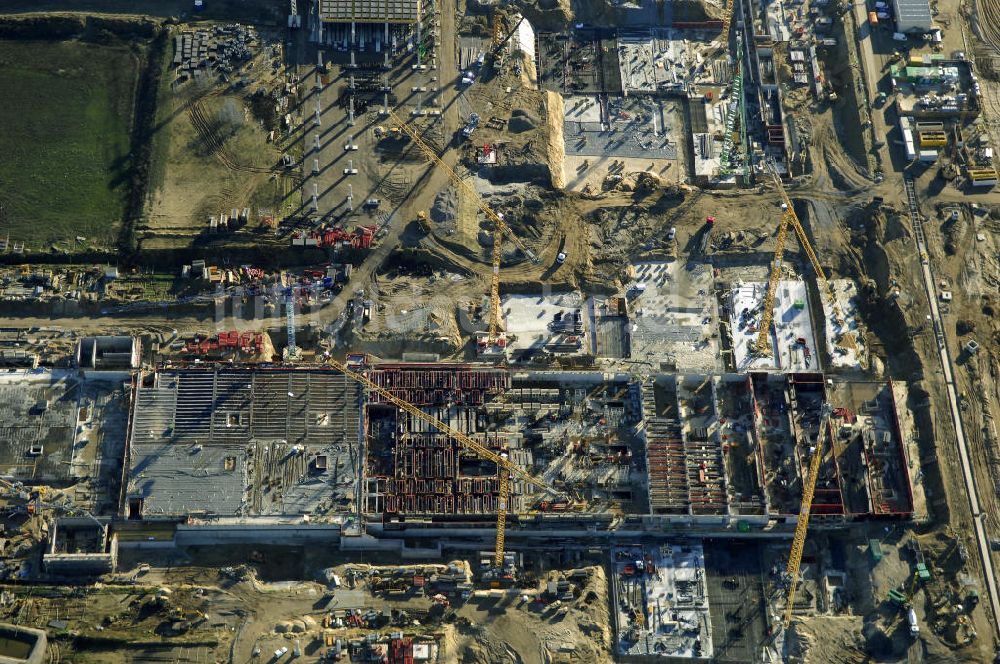 SCHÖNEFELD aus der Vogelperspektive: Blick auf die Großbaustelle Neubau Bahnhof BBI am Flughafen Berlin-Schönefeld.