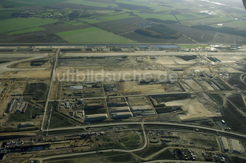 Luftbild SCHÖNEFELD - Blick auf die Großbaustelle Neubau Bahnhof BBI am Flughafen Berlin-Schönefeld.