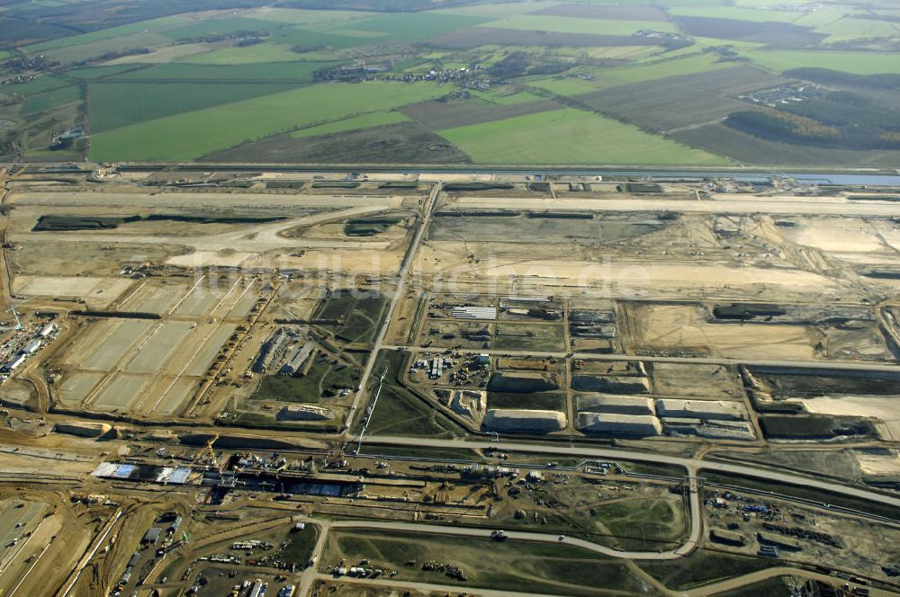 Luftaufnahme SCHÖNEFELD - Blick auf die Großbaustelle Neubau Bahnhof BBI am Flughafen Berlin-Schönefeld.