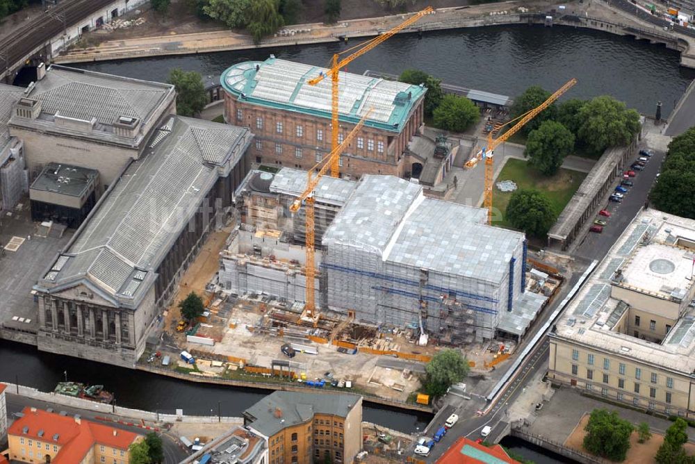 Berlin aus der Vogelperspektive: Blick auf die Großbaustelle zur Rekonstruktion der Museumsinsel in Berlin-Mitte