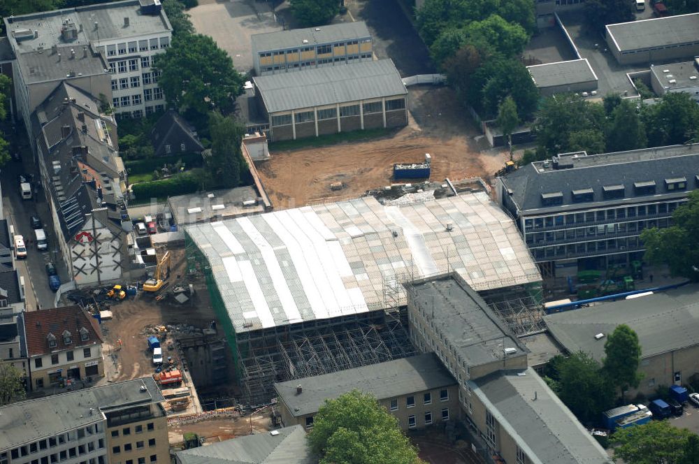 Luftbild KÖLN - Blick auf die großflächig überdachte Unglücksstelle des eingestürzten Stadtarchives in Köln.