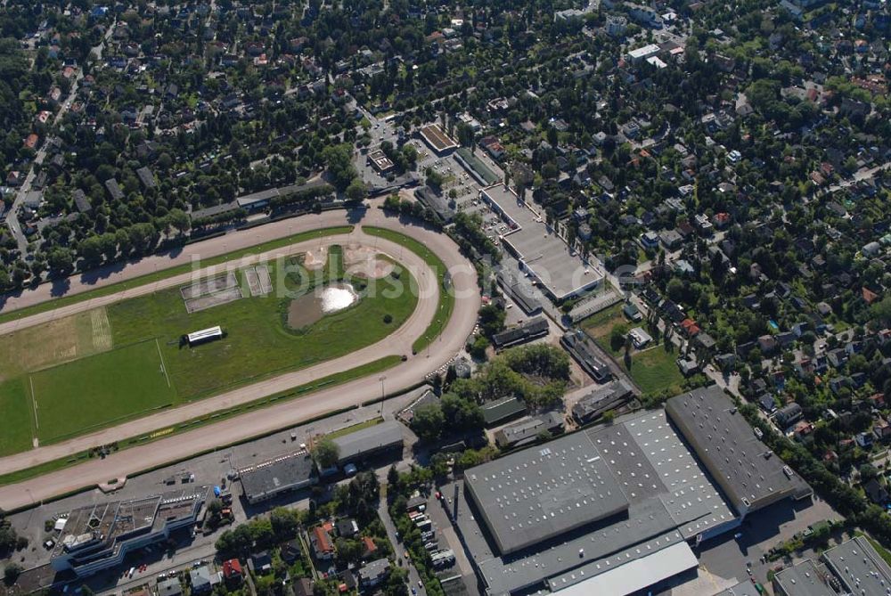 Luftaufnahme Berlin - Blick auf ein Grundstück der CDS Wohnbau Berlin GmbH und den Sportplatz am Titlisweg in Berlin-Mariendorf