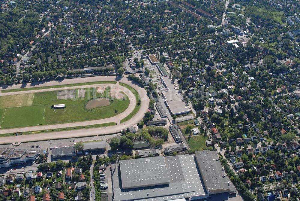 Berlin von oben - Blick auf ein Grundstück der CDS Wohnbau Berlin GmbH und den Sportplatz am Titlisweg in Berlin-Mariendorf