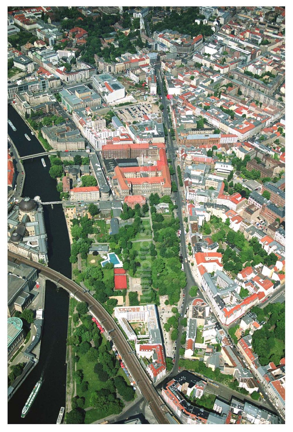 Luftbild Berlin - Blick auf den Hackischen Markt in Berlin-Mitte.