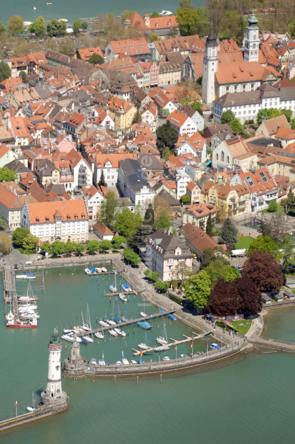 Lindau von oben - Blick in den Hafen mit Altstadt der Lindau Insel